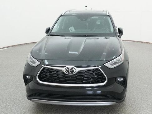 New 2026 Toyota Highlander Platinum image 3