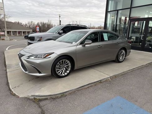 Used 2019 Lexus ES 350 350 w/ Accessory Package image 2