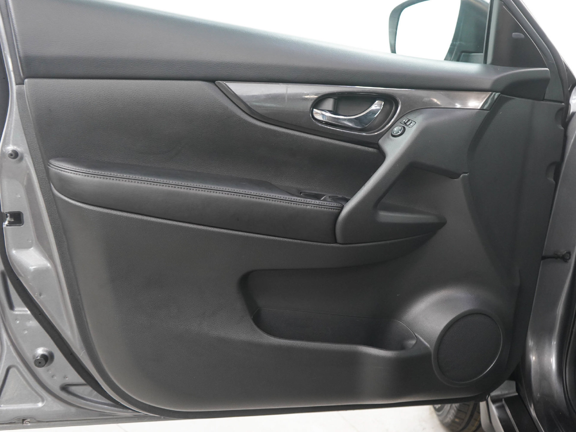 Used 2018 Nissan Rogue S AWD/4WD image 18