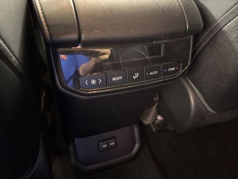 Used 2023 Toyota Highlander XLE AWD/4WD image 25