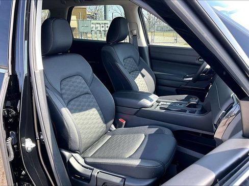 Used 2025 Nissan Pathfinder S FWD image 9