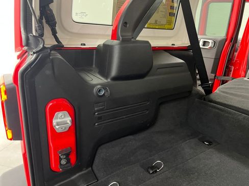 Used 2025 Jeep Wrangler Unlimited Sahara AWD/4WD image 29