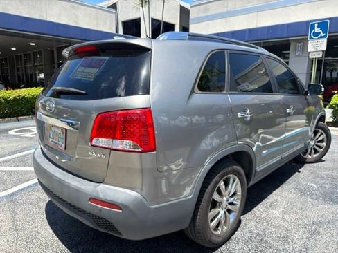 Used 2011 Kia Sorento EX w/ Limited Pkg FWD image 2