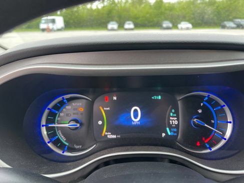 Used 2020 Chrysler Pacifica Touring FWD image 9