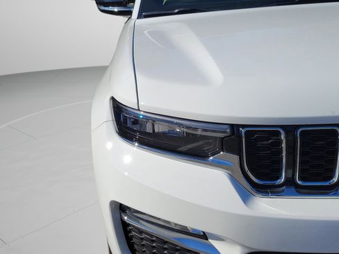 Used 2025 Jeep Grand Cherokee Limited w/ Luxury Tech Group II image 25