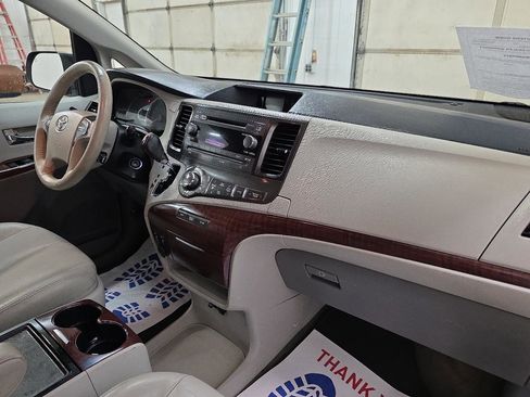 Used 2014 Toyota Sienna XLE FWD image 35
