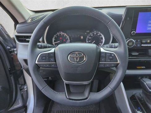 Used 2025 Toyota Highlander XLE FWD image 13