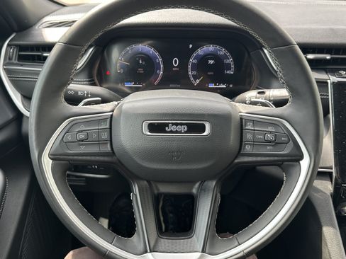 Used 2025 Jeep Grand Cherokee Altitude AWD/4WD image 19