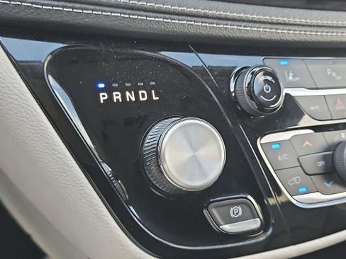 Used 2024 Chrysler Pacifica Limited FWD image 15