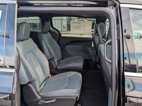 New 2027 Chrysler Pacifica Pinnacle w/ Theater Group AWD/4WD image 10