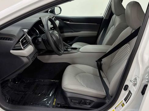Used 2023 Toyota Camry SE w/ Cold Weather Package FWD image 13