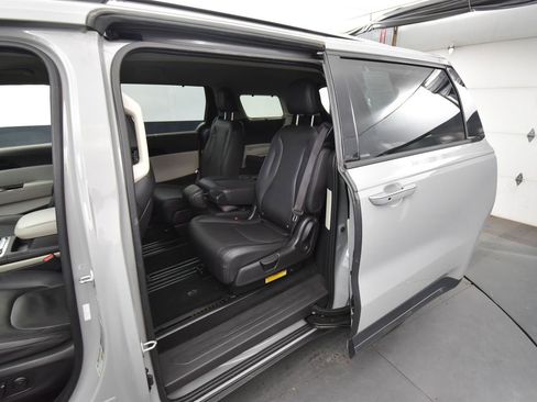 Certified 2023 Kia Carnival SX image 11