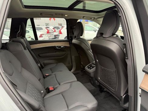 Used 2025 Volvo XC90 B6 Plus image 11