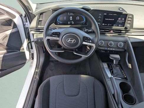 New 2025 Hyundai Elantra SE FWD image 14