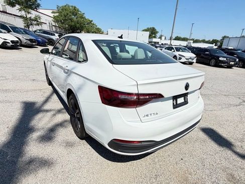 Certified 2024 Volkswagen Jetta SE FWD image 3