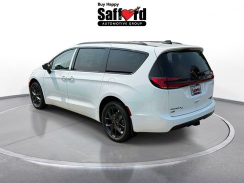 New 2027 Chrysler Pacifica Limited w/ Family Tech Group AWD/4WD image 6