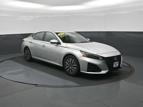 Used 2023 Nissan Altima 2.5 SV FWD image 1