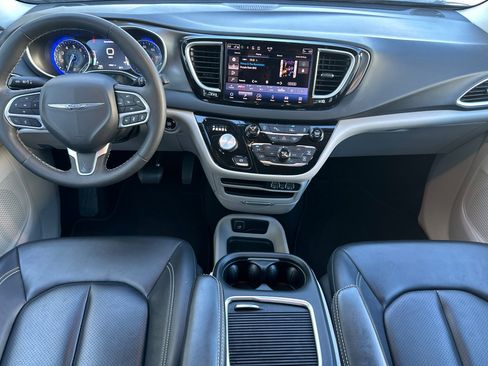 Used 2024 Chrysler Pacifica Touring-L FWD image 14