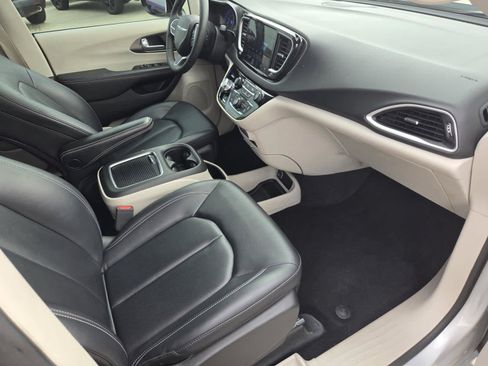 Used 2024 Chrysler Pacifica Touring-L FWD image 9
