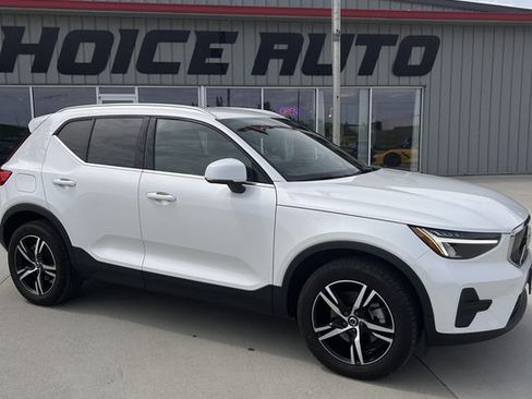 Used 2024 Volvo XC40 B5 Core AWD/4WD image 2