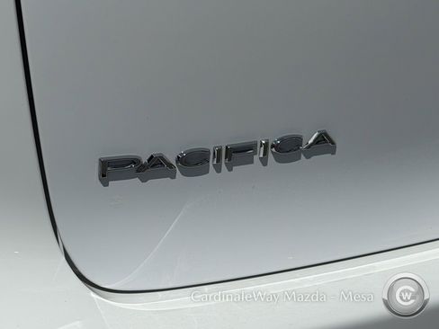 Used 2024 Chrysler Pacifica Limited w/ Trailer Tow Group FWD image 10