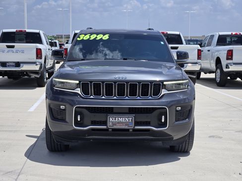Used 2022 Jeep Grand Cherokee Overland w/ Luxury Tech Group IV AWD/4WD image 3