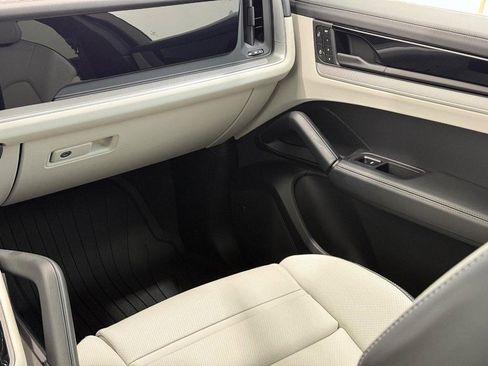 Certified 2025 Porsche Cayenne Coupe image 18