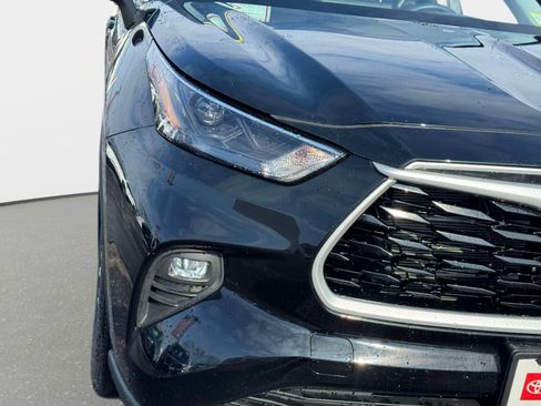 Used 2023 Toyota Highlander LE image 7