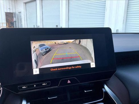 Used 2024 Toyota Venza XLE image 26