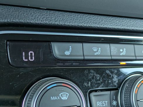 Used 2022 Volkswagen Atlas SE FWD image 25