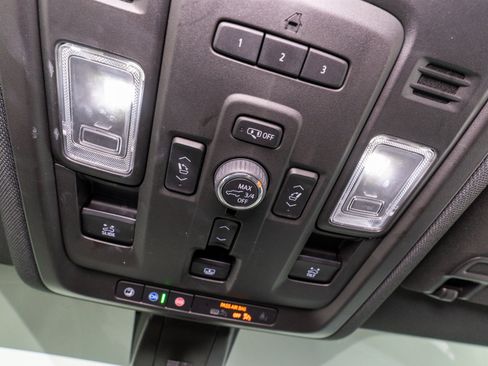 Used 2021 GMC Yukon XL SLT w/ SLT Premium Package AWD/4WD image 17