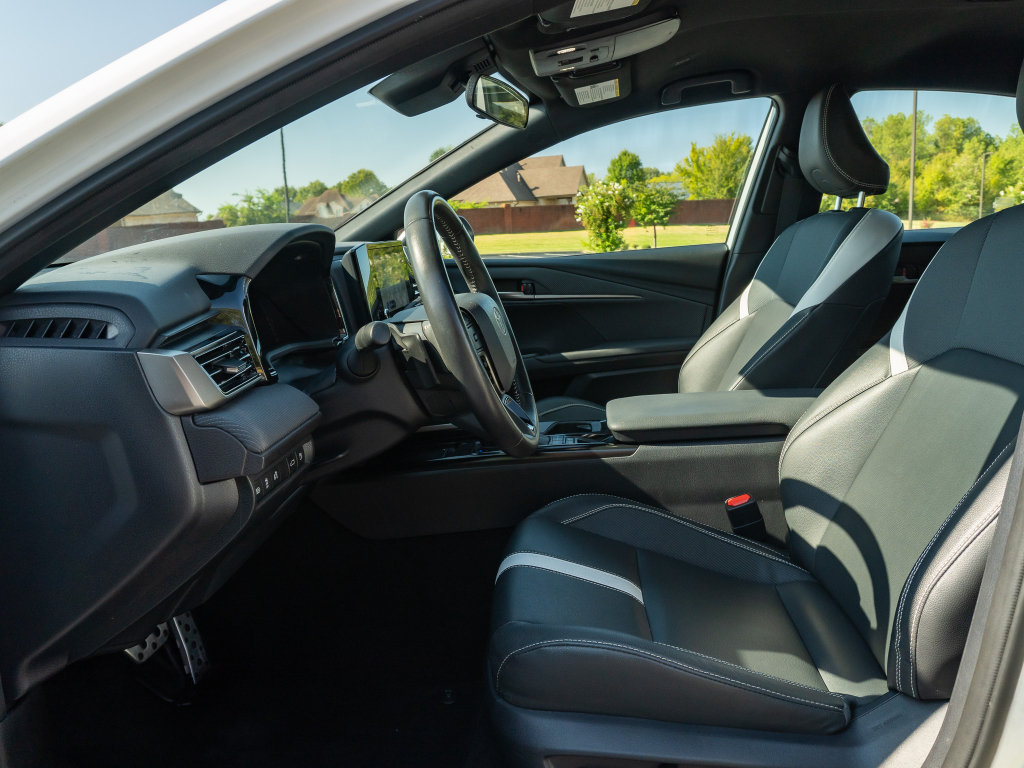 Used 2025 Toyota Camry SE FWD image 12