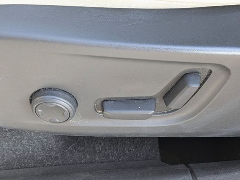 Used 2019 Volvo XC40 T5 Momentum image 22