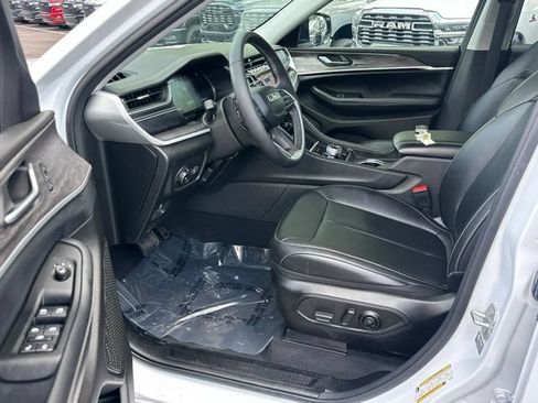 Used 2024 Jeep Grand Cherokee Limited w/ Black Appearance Package AWD/4WD image 25