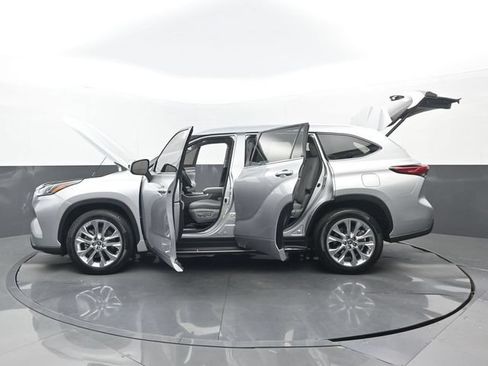 Used 2021 Toyota Highlander Limited FWD image 32