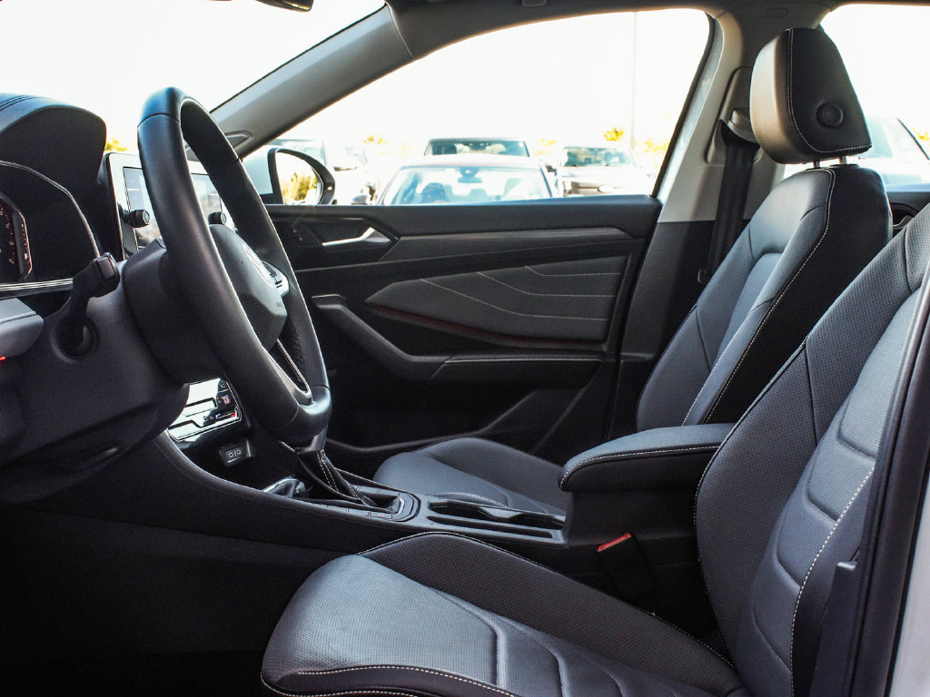 Used 2025 Volkswagen Jetta SEL FWD image 32