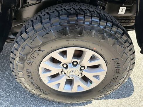 Used 2016 Toyota Tacoma SR5 w/ SR5 Appearance Package (SN) image 28