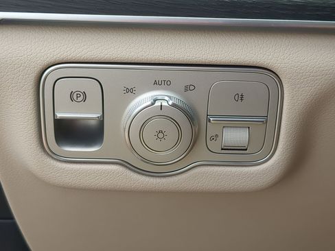 Used 2025 Mercedes-Benz GLS 580 4MATIC image 17