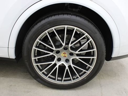 Certified 2023 Porsche Cayenne Platinum Edition image 15