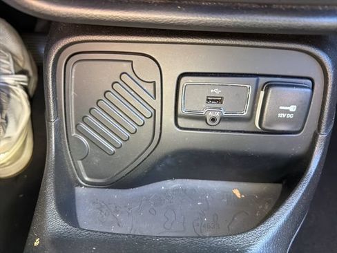 Used 2016 Jeep Renegade Latitude FWD image 25