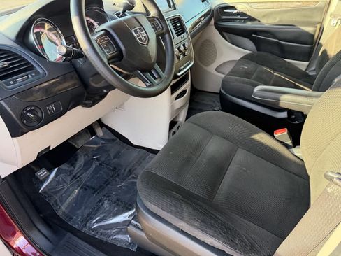 Used 2018 Dodge Grand Caravan SE w/ UConnect Hands-Free Group image 2