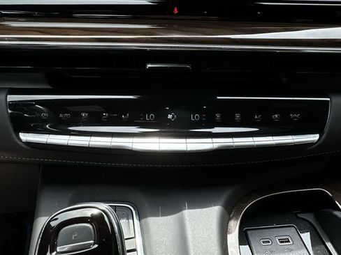 Certified 2024 Cadillac Escalade ESV Premium Luxury Platinum AWD/4WD image 27