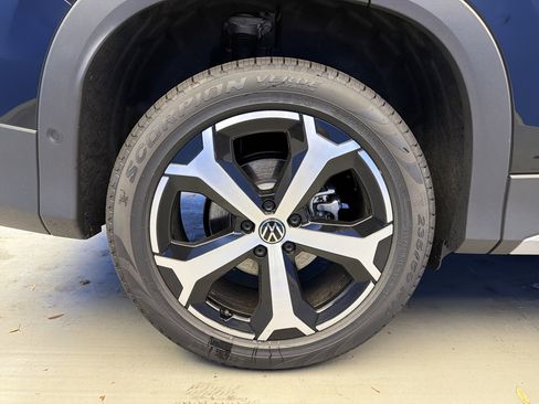 New 2026 Volkswagen Tiguan SE image 9