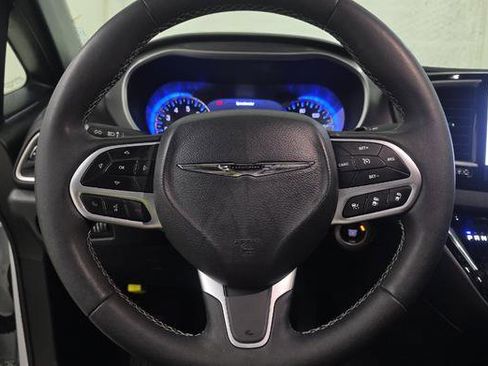 Used 2025 Chrysler Pacifica Select image 2