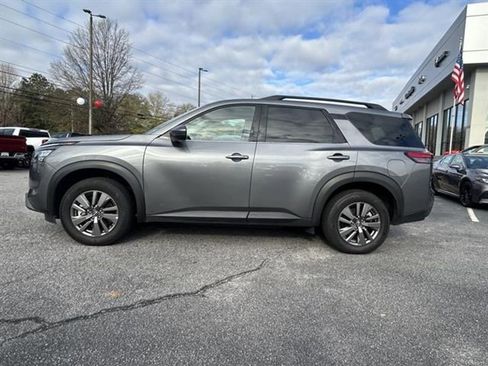 Used 2025 Nissan Pathfinder SV image 3