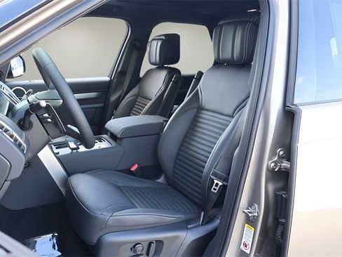 Used 2025 Land Rover Discovery Dynamic SE image 12