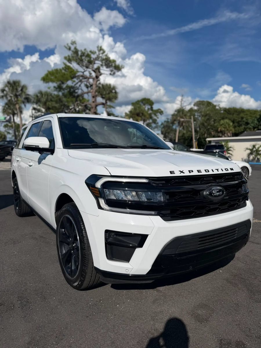 Used 2023 Ford Expedition Limited RWD image 3