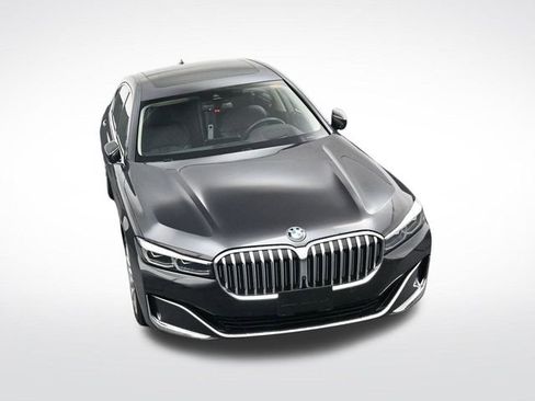 Used 2022 BMW 740i w/ Premium Package image 28