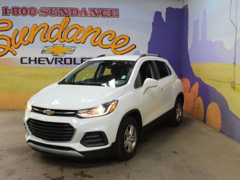 Used 2019 Chevrolet Trax LT w/ LT Convenience Package FWD image 2