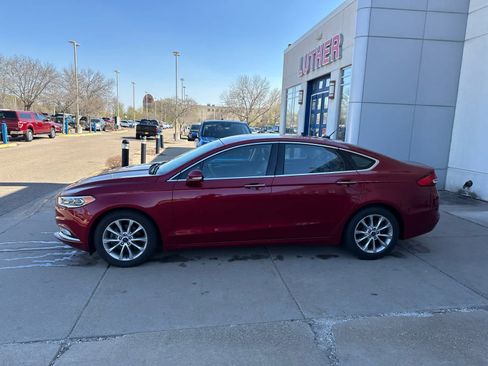 Used 2017 Ford Fusion SE w/ Fusion SE Technology Package image 4